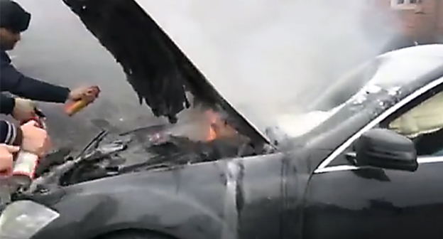 Взорванный автомобиль у мечети в Насыр-Корте. Фото: Стоп-кадр видео "Взрыв у мечети Чумакова" https://www.youtube.com/watch?v=ZdvG_HF3YUc