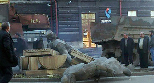 Поврежденные памятники ашугам Дживани и Шераму в Гюмри. Фото: http://www.vestikavkaza.ru/news/Neakkuratnyy-voditel-v-Gyumri-rezalsya-v-pamyatniki-ashugam-Dzhivani-i-SHeramu.html © - Вестник Кавказа
http://www.vestikavkaza.ru/news/Neakkuratnyy-voditel-v-Gyumri-rezalsya-v-pamyatniki-ashugam-Dzhivani-i-SHeramu.html