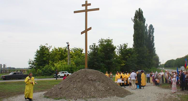 Освящение поклонного креста В рамках празднования 1025-летия Крещения Руси в станице Котляревской Майского района КБР. Фото: http://blago-kavkaz.ru/index.php/component/k2/item/3259-v-chest-yubileya-kreshcheniya-rusi-i-v-pamyat-o-predkakh-v-stanitse-kotlyarevskoj-usta-novili-poklonnyj-krest