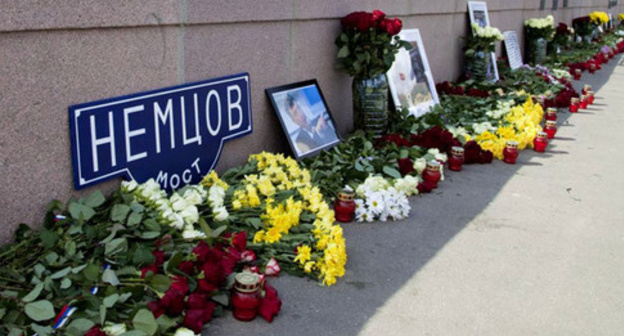 Цветы на Месте убийства Бориса Немцова. Москва. Фото: Igor Golovniov (RFE/RL)