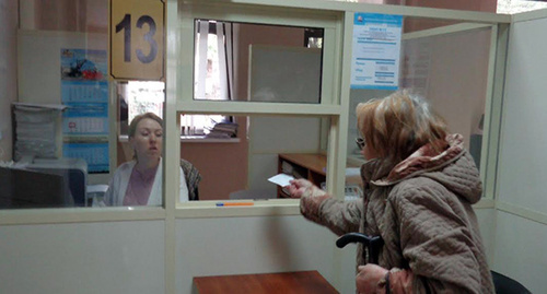 Женщина на приём в Пенсионном фонде. Фото Светланы Кравченко для "Кавказского узла"