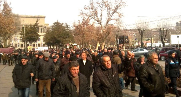 Акция протеста сотрудников завода «Наирит» перед зданием Министерства энергетики и природных ресурсов Армении, Ереван, 27 января 2015 г. Фото: RFE/RL http://rus.azatutyun.am/