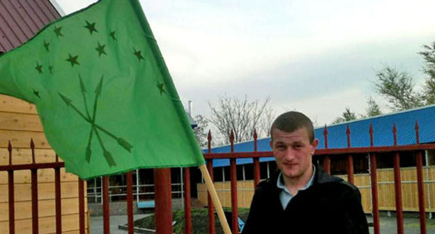 Молодой человек с черкесским флагом во время танцевального игрища "Адыгэ Джэгу", приуроченного ко Дню черкесского флага. Черкесск, 25 апреля 2013 г. Фото Аси Капаевой для "Кавказского узла"