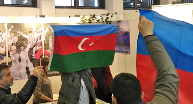 Группа людей с флагами Азербайджана пикетировала павильон Нагорного Карабаха на международной туристической выставке ITB Berlin-2016. 12 марта 2016 г. Фото http://minval.az/