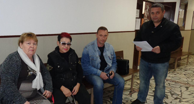 Казаки с адвокатом в суде. Фото Светланы Кравченко для "Кавказского узла"