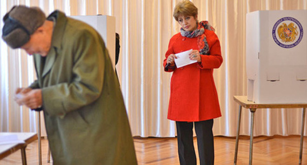 На избирательном участке во время голосования на референдуме. 6 декабря 2015 г. Фото: © PAN Photo / Varo Rafayelyan, Hrant Khachatryan, Karo Sahakyan