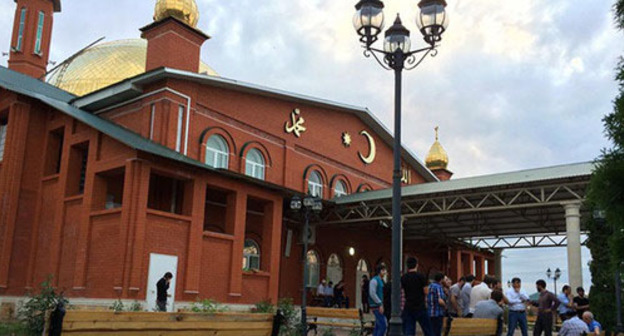 Мечеть в Насыр-Корте. Назрань. Фото http://kavpolit.com/articles/nasyr_kortskaja_mechet_ploschadka_gde_govoritsja_o-18509/