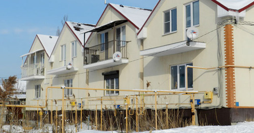 Коттеджи на улице Енотаевской в Дзержинском районе Волгограда. Фото Татьяны Филимоновой для "Кавказского узла" Коттеджи на улице Енотаевской в Дзержинском районе Волгограда. Фото Татьяны Филимоновой для "Кавказского узла"