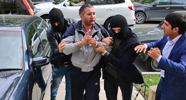 Парвиза Гашимли доставляют в Сабаильский районный суд. Баку, 7 ноября 2013 г. Фото: Джавида Гурбанова http://regnum.ru