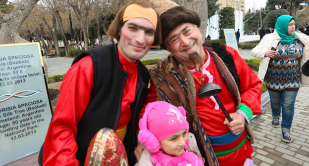 Традиционные персонажи праздника Новруз в Азербайджане - Коса и Кечал. Фото Азиза Каримова для "Кавказского узла".