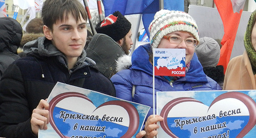 Участники акции "Крымская весна! Мы вместе" на площади Павших борцов в Волгограде. 18.03.2016. Фото Татьяны Филимоновой для "Кавказского узла"