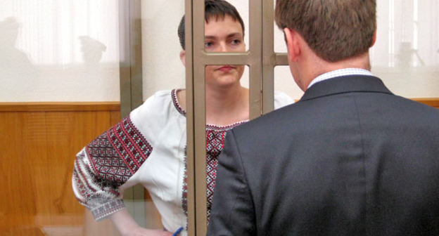 Надежда Савченко перед последним словом в Донецком городском суде с адвокатом Ильей Новиковым, 3 марта 2016 г. Фото Константина Волгина для "Кавказского узла"