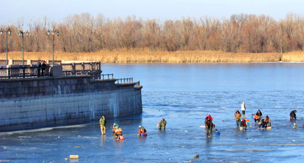 Рыбаки ловят рыбу на льду канала, впадающего в Волгу. Астрахань. Фото Вячеслава Ященко для "Кавказского узла"