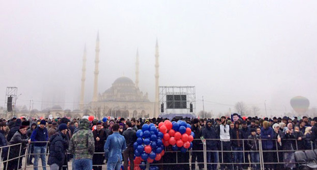Митинг в честь Дня конституции Чечни. Грозный, 23 марта 2016 г. Фото http://www.grozny-inform.ru/news/society/70473/