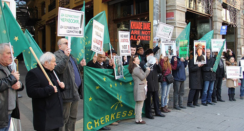 Протестная акция черкесских активистов в Стамбуле в связи с арестом в Адыгее репатрианта Аднана Хуаде и его дочери, 19 декабря 2015 года, улица Истикляль, Стамбул у стен генконсульства России. Фото Магомеда Туаева для "Кавказского узла" Протестная акция черкесских активистов в Стамбуле в связи с арестом в Адыгее репатрианта Аднана Хуаде и его дочери, 19 декабря 2015 года, улица Истикляль, Стамбул у стен генконсульства России. Фото Магомеда Туаева для "Кавказского узла"