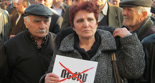 Участница митинга, приуроченного к событиям 1 марта 2008 года. Надпись на плакате: «Авторитаризм». Ереван, 1 марта 2016 г. Фото Тиграна Петросяна для "Кавказского узла"