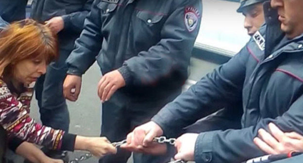 Активистка "Фронта армянских женщин" во время потасовки с полицейскими. Ереван, 24 марта 2016 г. Кадр из видео "Кавказского узла"