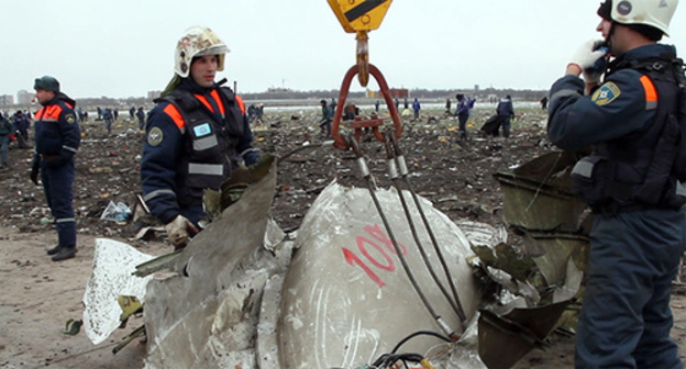 Сотрудникик МЧС осовбождают взлётную полосу после  крушения дубайского авиалайнера в Ростове-на-Дону. Фото: Стоп-кадри видео МЧС Медиа, http://www.mchsmedia.ru