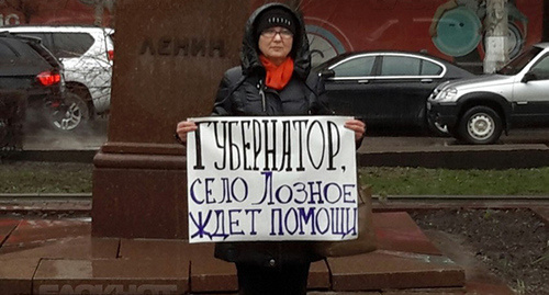 Одиночный пикет возле Волгоградской областной администрации  14.03.2016
Фото:  http://bloknot-volgograd.ru/news/voyna-za-kreslo-zhiteli-sela-loznoe-sobirayut-podp-722254