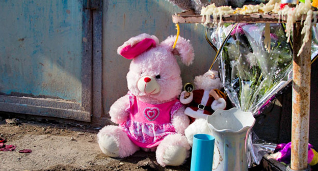 Игрушки и цветы возле ворот семьи Аветисянов. Гюмри, 20 января 2015 г. Фото Нарека Тумасяна для "Кавказского узла"