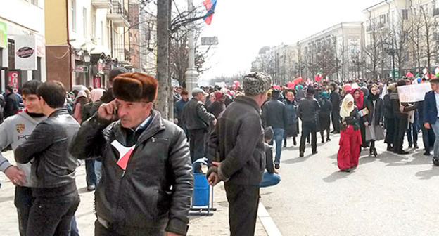 Участники митинга, посвященного годовщине принятия Конституции Чечни в Грозном. 23 марта 2016 г. Фото корреспондента "Кавказского узла"