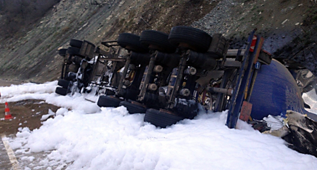 Опрокидывание автоцистерны с мазутом в районе с. Возрождение в МО г. Геленджик. Фото: http://23.mchs.gov.ru/operationalpage/operational/item/3535014/