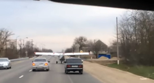 Легкомоторный самолет на проезжей части. Фото: Стоп-кадр видео http://bloknot-stavropol.ru/news/samolet-sovershil-posadku-na-proezzhuyu-chast-na-s-729406 Легкомоторный самолет на проезжей части. Фото: Стоп-кадр видео http://bloknot-stavropol.ru/news/samolet-sovershil-posadku-na-proezzhuyu-chast-na-s-729406