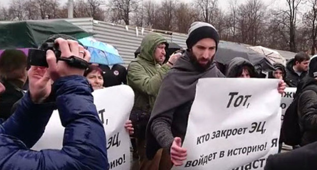 Участники шествия против "Электроцинка". Владикавказ, 29 марта 2016 г. Кадр из видео пользователя zaur farniev https://www.youtube.com/watch?v=tuK5ZITebo0