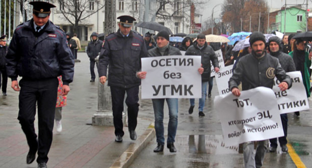 Участники акции против "Электроцинка". Владикавказ, 29 марта 2016 г. Фото: Алан Цхурбаев http://www.kavkaz-uzel.ru/blogs/119/posts/24257