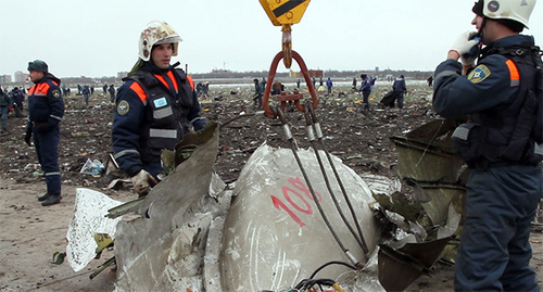 Сотрудникик МЧС осовбождают взлётную полосу после крушения дубайского авиалайнера в Ростове-на-Дону. Фото: Стоп-кадри видео МЧС Медиа, http://www.mchsmedia.ru Сотрудникик МЧС осовбождают взлётную полосу после крушения дубайского авиалайнера в Ростове-на-Дону. Фото: Стоп-кадри видео МЧС Медиа, http://www.mchsmedia.ru