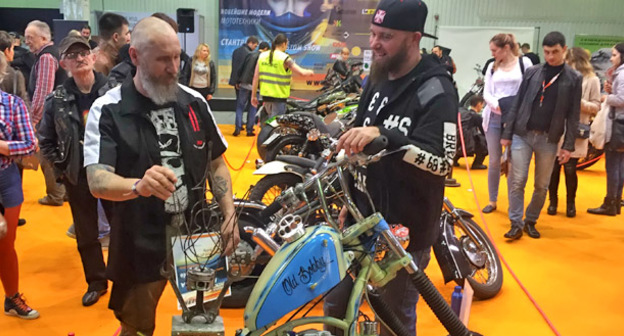 Победитель конкурса кастом-шоу Владимир Засухин (слева) и его мотоцикл,  дизайнерская работа. Краснодар, 28 марта 2016 г. Фото Виктор Докучаев