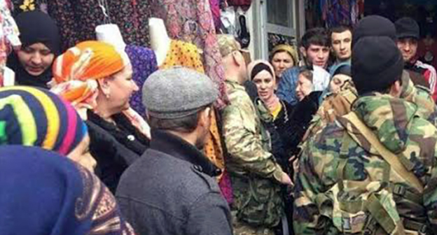 Рейд полицейских, изымающих продукты питания и текстиль из Турции. Фото Магомеда Магомедова для "Кавказского узла"