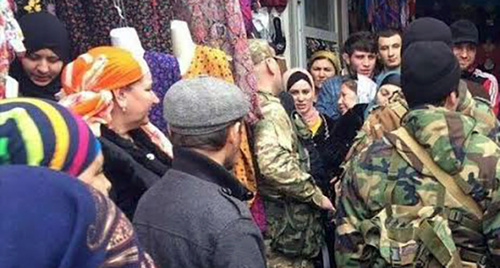 Рейд полицейских, изымающих продукты питания и текстиль из Турции. Фото Магомеда Магомедова для "Кавказского узла"