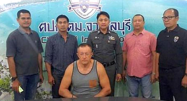 Валерий Чабанов (в центре) во время задержания в Таиланде. Фото http://www.donnews.ru/Direktor-VANTa-Valeriy-Chabanov-zaderzhan-v-Tailande_23615