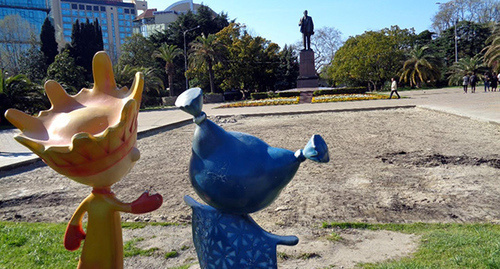 Работы в охранной зоне памятника Ленину в Сочи. Фото Светланы Кравченко для "Кавказского зула" Работы в охранной зоне памятника Ленину в Сочи. Фото Светланы Кравченко для "Кавказского зула"