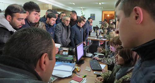 Регистрация добровольцев и учет военнообязанных в Степанакерте. Нагорный Карабах. 3 марта 2016 год. Фото Алвард Григорян для "Кавказского узла" Регистрация добровольцев и учет военнообязанных в Степанакерте. Нагорный Карабах. 3 марта 2016 год. Фото Алвард Григорян для "Кавказского узла"