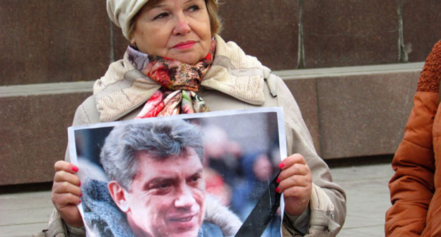 Участница пикета в память о Борисе Немцове с портретом политика. Москва, 27 февраля 2016 г. Фото Вячеслава Ферапошкина для "Кавказского узла"
