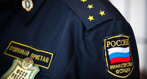 Форма судебного пристава. Фото: Федор Обмайкин / Югополис, http://www.yugopolis.ru/news/incidents/2014/12/02/76710/kriminal-sudebnye-pristavy-slujbnye-podlogi