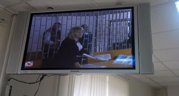 Видеотрансляция процесса над гражданами Украины Николаем Карпюком и Станиславом Клыхом. Грозный. Фото Мурада Мурадова для "Кавказского узла"