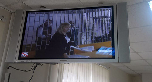 Видеотрансляция процесса над гражданами Украины Николаем Карпюком и Станиславом Клыхом. Грозный. Фото Мурада Мурадова для "Кавказского узла" Видеотрансляция процесса над гражданами Украины Николаем Карпюком и Станиславом Клыхом. Грозный. Фото Мурада Мурадова для "Кавказского узла"