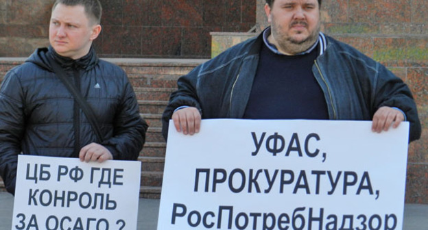 Алексей Ульянов (справа) во время пикета "За честное ОСАГО". Волгоград, 20 марта 2015 г. Фото Татьяны Филимоновой для "Кавказского узла"