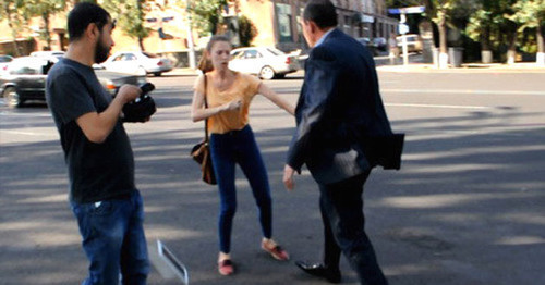 Момент нападения сотрудника службы безопасности Нацсобрания Армении Карена Айрапетяна на журналистку издания А1+ Марине Хачатрян. Ереван, 9 сентября 2014 г. Фото http://ru.a1plus.am/1274336.html Момент нападения сотрудника службы безопасности Нацсобрания Армении Карена Айрапетяна на журналистку издания А1+ Марине Хачатрян. Ереван, 9 сентября 2014 г. Фото http://ru.a1plus.am/1274336.html