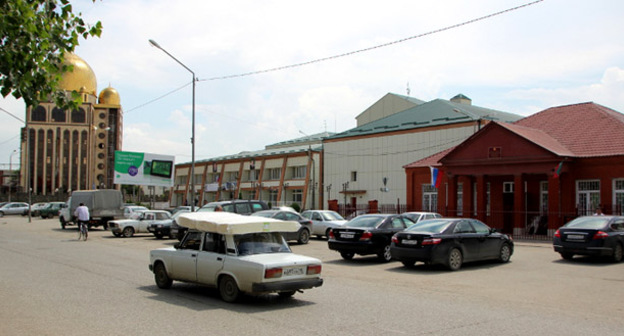 Автомобили на улицах Урус-Мартана. Чечня. Фото Магомеда Магомедова для "Кавказского узла"