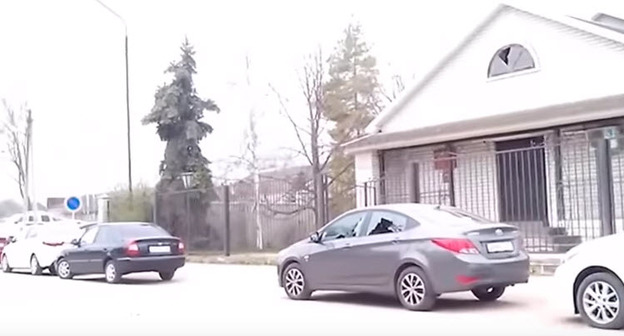 На месте взрыва возле РОВД Новоселицкого района Ставропольского края. 11 апреля 2016 г. Кадр из видео YKK https://www.youtube.com/watch?v=3hnsZZpFtA4