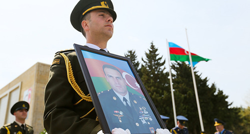Церемония прощания с четырьмя азербайджанскими офицерами, погибшими в ходе боев в Нагорном Карабахе. 11.04.16 Фото Азиза Каримова для "Кавказского узла" Церемония прощания с четырьмя азербайджанскими офицерами, погибшими в ходе боев в Нагорном Карабахе. 11.04.16 Фото Азиза Каримова для "Кавказского узла"