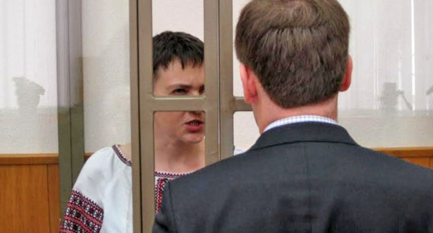 Надежда Савченко перед последним словом в Донецком городском суде, адвокат Илья Новиков стоит спиной. 3 марта 2016 г.  Фото Константина Волгина для "Кавказского узла"