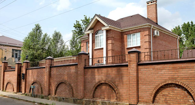 Коттедж, в котором проживал глава ГУП "Ставрополькрайводоканал". Фото http://onf.ru/2016/02/09/onf-derzhit-na-kontrole-situaciyu-s-priobreteniem-gup-stavropolkrayvodokanal-osobnyaka-za/