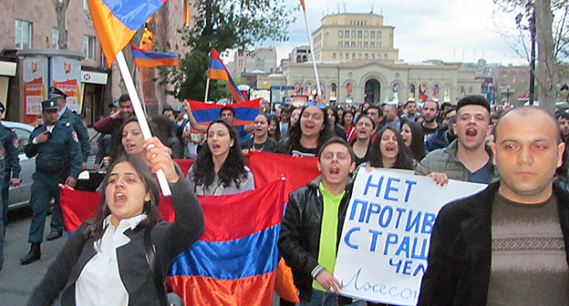  Манифестанты утверждают, что Россия должна пересмотреть свою политику, иначе она потеряет Армению, а, следовательно, и весь Кавказ. Фото тиграна Петросяна для "Кавказского узла"