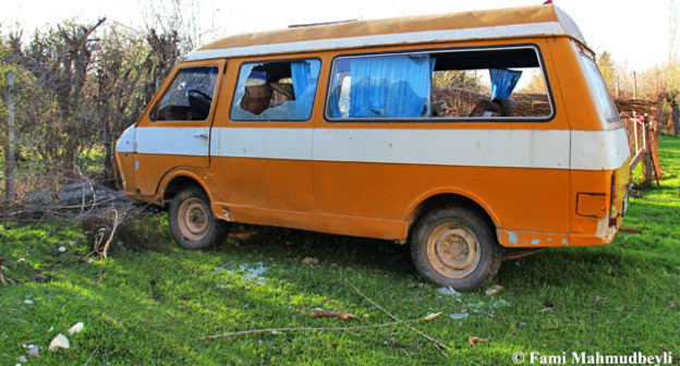 Обстрелянная машина в городе Тартар. Тертерский район, Азербайджан, 3 апреля 2016 г. Фото Фамиля Махмудбейли для "Кавказского узла"