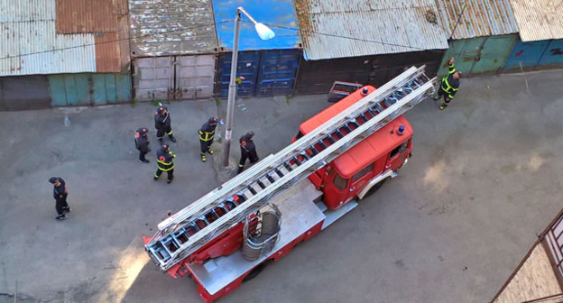 Служба по чрезвычайным ситуациям во дворе одного из домов. Тбилиси, 18 апреля 2016 г. Фото "Кавказского узла"